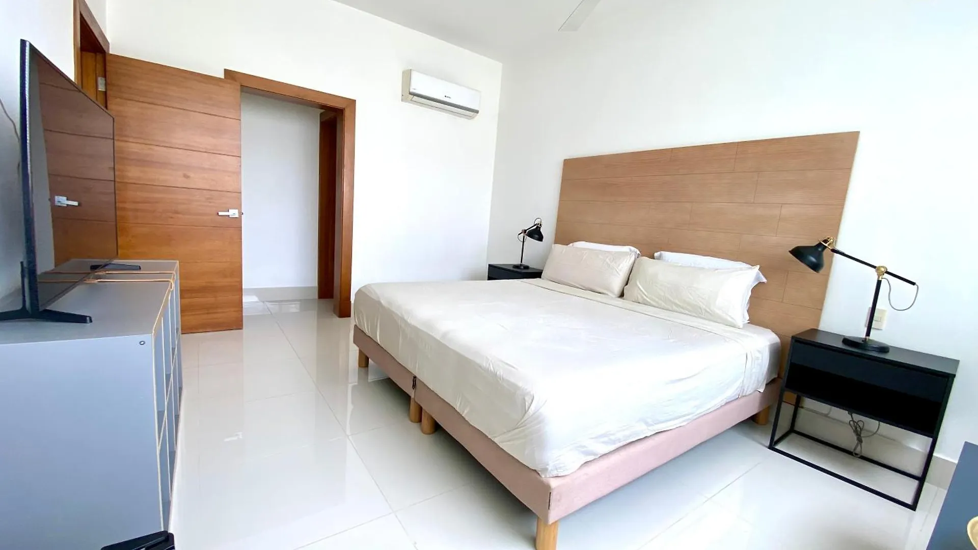 Luxury Villa Pool And Bbq In San Juan Lakes Los Colales Rd 蓬塔卡纳